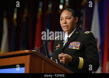 Armee Generalmajor Linda Singh, Adjutant General, Maryland National Guard, Adressen der National Guard Association der Vereinigten Staaten 138. Allgemeine Konferenz, Baltimore, Md., Sept. 10, 2016. (U.S. Army National Guard Foto von Sgt. 1. Klasse Jim Greenhill) Stockfoto