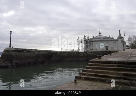 Palacete del Embarcadero, construida en 1920 por el arquitecto Javier Gonzalez de Riancho. Paseo Maritimo cerca de Los Jardines Pereda, Santander. Stockfoto