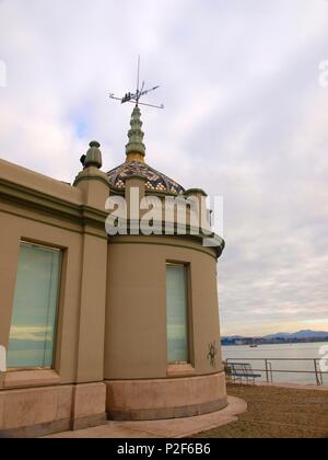 Palacete del Embarcadero, construida en 1920 por el arquitecto Javier Gonzalez de Riancho. Paseo Maritimo cerca de Los Jardines Pereda, Santander. Stockfoto