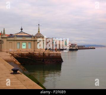 Palacete del Embarcadero, construido en 1920 por el arquitecto Javier Gonzalez de Riancho. Paseo Maritimo cerca de Los Jardines Pereda, Santander. Stockfoto