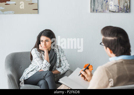 Junge Frau besuchen Psychotherapeut in gemütlichen Arztpraxis Stockfoto