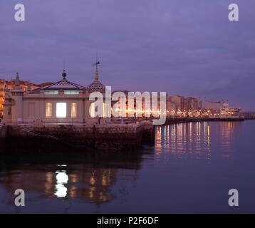 Palacete del Embarcadero, construida en 1920 por el arquitecto Javier Gonzalez de Riancho. Paseo Maritimo cerca de Los Jardines Pereda, Santander. Stockfoto