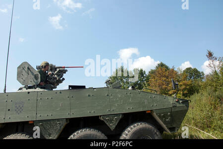 Ein Soldat aus der kroatischen Streitkräfte blickt die Luke eines Patria gepanzerten Modulare Fahrzeug, Sept. 13, 2016, an der Eugen Kvaternik Training Strecke in Slunj, Kroatien, während einer Aufgabe eine Baugruppe im Rahmen der Übung sofortige Reaktion 16 zu besetzen. Sofortige Reaktion 16 nutzt computergestützte Simulationen und Übungen aus beiden Ländern, Kroatien und Slowenien. Es wurde entwickelt, um die regionale Stabilität zu stärken, stärken Verbündete und Partner nation Kapazität und Interoperabilität zwischen den Partnerstaaten zu verbessern. (U.S. Armee Foto: Staff Sgt. Opal Vaughn) Stockfoto