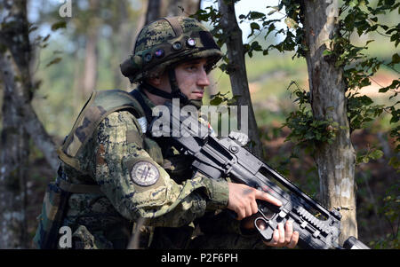 Ein Soldat aus der kroatischen Streitkräfte mobile Infanterie scannt die Perimeter, Sept. 13, 2016, an der Eugen Kvaternik Training Strecke in Slunj, Kroatien, als Teil der Übung sofortige Reaktion 16. Sofortige Reaktion 16 nutzt computergestützte Simulationen und Übungen aus beiden Ländern, Kroatien und Slowenien. Es wurde entwickelt, um die regionale Stabilität zu stärken, stärken Verbündete und Partner nation Kapazität und Interoperabilität zwischen den Partnerstaaten zu verbessern. (U.S. Armee Foto: Staff Sgt. Opal Vaughn) Stockfoto