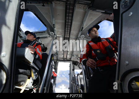 Mitarbeiter der Küstenwache Valdez führten eine Mann-über-Bord-Übung an Bord eines 45-Fuß-Response Boat-Medium im Prince William Sound, Alaska durch. Die Besatzungsmitglieder übten das Piloten, die Wiederherstellung der Linie, die Navigation und die Notfallreaktion während der Coxswain-Qualifikationskontrollen. Die Schulung konzentrierte sich auf Einsatzbereitschaft, Sicherheit im Seeverkehr, Teamarbeit, Seemannschaft, Kommunikation, Rettungstechniken, Schiffsabfertigung, Schleppbetrieb und Aufrechterhaltung von Fachkenntnissen innerhalb eines der größten Zuständigkeitsbereiche der Küstenwache. Stockfoto