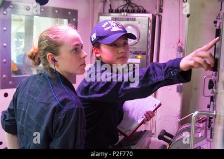 160908-N-CL 027-068 Arabische Meer (bis 30. 8, 2016) Gas Turbine System Technician (mechanischen) 3. Klasse Rebecca Anderson, Links, und Gas Turbine System Technician (mechanischen) 3. Klasse Maleena Yang den Status der Motoren während einer Auffüllung beobachten-auf-See mit Fleet Auffüllung öler USNS Arktis (T-AOE8) in einem der wichtigsten Motor Zimmer der geführten Anti-raketen-Zerstörer USS Mason (DDG87). Mason, eingesetzt als Teil der Eisenhower Carrier Strike Group, unterstützt Maritime Security Operations und Theater Sicherheit Zusammenarbeit in den USA 5 Flotte Bereich der Operationen. (U.S. Marine phot Stockfoto