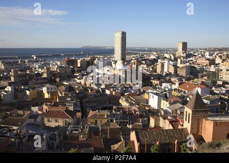 Spanien - Valencia autonome Region - L'ALACANTÍ (Kreis) - Alicante. Alicante (Hauptstadt): Vista al Casco Antiguo y Ciudad desde el Parque de la Ereta (Iglesia de San Roque de 1er. plano). Stockfoto