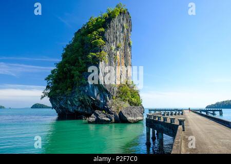 Thailand Songkhla Provinz, Tarutao National Marine Park, Ko Tarutao Insel, Ao Talo Wow, karstigen Felsen, die sich aus dem Ozean Stockfoto