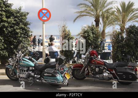 Spanien - Valencia autonome Region - L'ALACANTÍ (Kreis) - Alicante. Alicante (Hauptstadt); Motos 'Harley' Junto a la Playa del Postiguet entfernt. Stockfoto