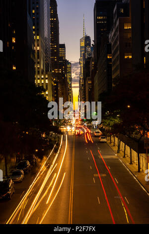 Wenn die Sonne untergeht Manhattanhenge entlang der 42nd Street in NEW YORK Stockfoto