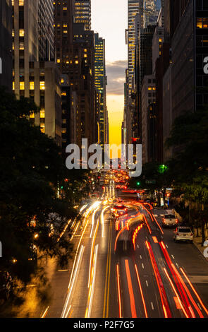 Wenn die Sonne untergeht Manhattanhenge entlang der 42nd Street in NEW YORK Stockfoto