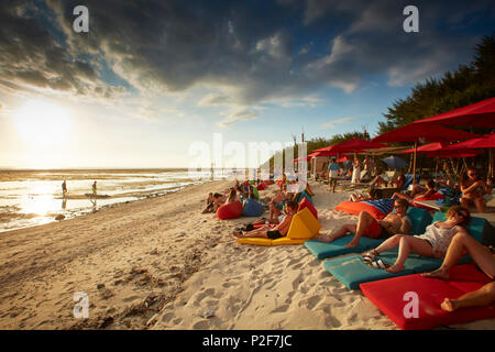 Gäste in der Beach Bar, Gili Trawangan, Lombok, Indonesien Stockfoto