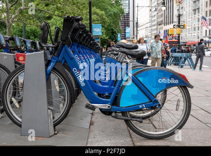 Reihe der helle blaue Fahrräder in Citi Bike-sharing-Regelung Stockfoto