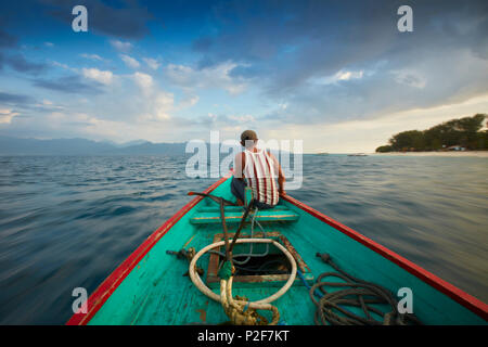 Fischer, Bootsfahrt zwischen den Inseln Gili Trawangan, Lombok, Indonesien Stockfoto