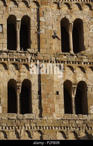 Spanien - Katalonien - Alt Empordá (Kreis) - Gerona. Sant Miquel de Fluvià; Campanario románico de la Iglesia / Monasterio (siglo XI). Stockfoto