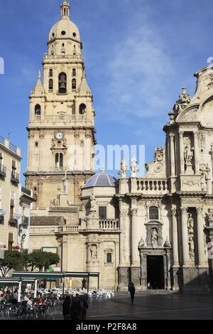 Spanien - La Huerta de Murcia (Kreis) - MURCIA. Murcia (Hauptstadt); Plaza Cardenal Belluga y Torre/Campanario de la Catedral. Stockfoto