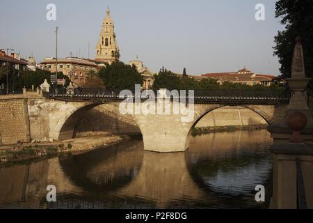 Spanien - La Huerta de Murcia (Kreis) - MURCIA. Murcia (Hauptstadt); Puente Viejo (de los Peligros) sobre el Río Segura y Catedral. Stockfoto