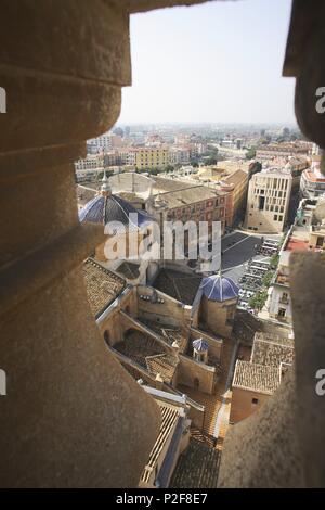 Spanien - La Huerta de Murcia (Kreis) - MURCIA. Murcia (Hauptstadt); Vista desde La Torre/Campanario de la Catedral; Catedral y Plaza de Belluga. Stockfoto