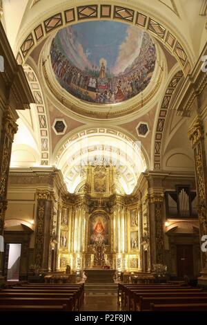 Spanien - La Huerta de Murcia (Kreis) - MURCIA. Interior del Santuario de la Virgen de la Fuensanta; aqui se Venera a la Virgen patrona de Murcia; Altar Bürgermeister y nave Central. Stockfoto