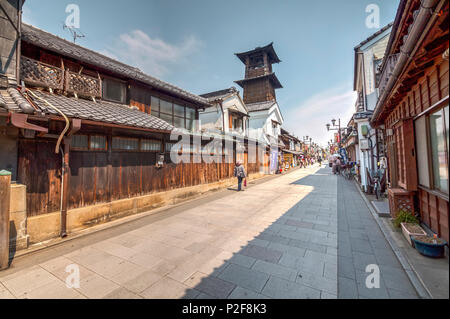 Alte hölzerne Glockenturm und Kurazukuri in Kawagoe, Präfektur Saitama, Japan Stockfoto