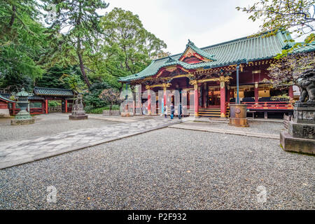 Japanische beten vor Nezu-Shrine, Yanaka, Taito-ku, Tokyo, Japan Stockfoto