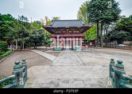 Main Gate vor Nezu-Shrine, Yanaka, Taito-ku, Tokyo, Japan Stockfoto