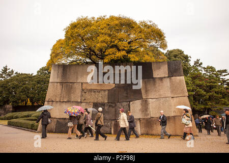 Eine Gruppe japanischer Touristen und die innere Wand in der Imperial Palace East Garden, Chiyoda-ku, Tokyo, Japan Stockfoto