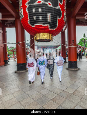 Vier japanische Frauen tragen Kimonos und vor der Senso-ji Tempel in Asakusa, Taito-ku, Tokyo, Japan Stockfoto