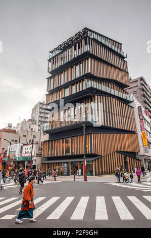 Alte japanische Dame im Kimono Kreuzung Straße vor Asakusa Kultur Tourist Information Centre, Taito-ku, Tokyo, Japan Stockfoto