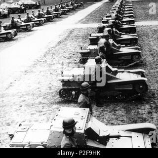 Deutschen Soldaten stand von Tanks im Rheinland. Im zweiten Weltkrieg. Stockfoto