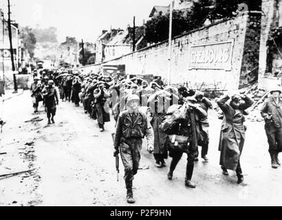 US-GI's März deutsche Kriegsgefangene aus Cherbourg nach der Schlacht von Cherbourg, Juni 1944. Stockfoto