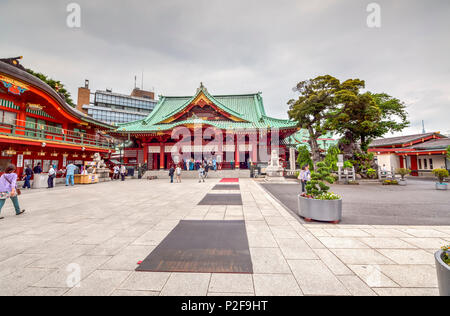 Schrein Kanda-Myojin mit Besuchern und bewölkter Himmel in Kanda, Chiyoda-ku, Tokyo, Japan Stockfoto