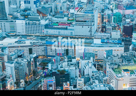 Kaufhäuser um Ikebukuro Station von Sunshine City, Toshima-ku, Tokyo, Japan gesehen Stockfoto