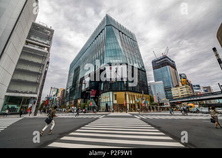 Kreuzung mit Fußgängern im Tokyu Plaza Ginza an einem bewölkten Tag, Ginza, Chuo-ku, Tokyo, Japan Stockfoto