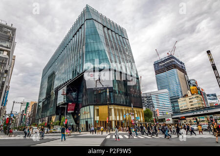 Kreuzung mit Fußgängern im Tokyu Plaza Ginza an einem bewölkten Tag, Ginza, Chuo-ku, Tokyo, Japan Stockfoto