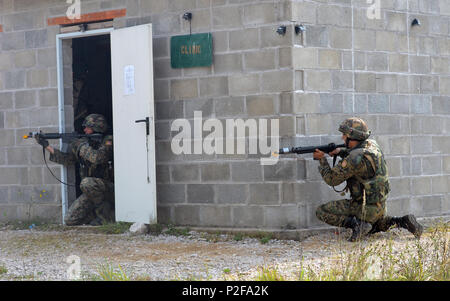 Soldaten der Streitkräfte von Bosnien und Herzegowina, Rückkehr Unterstützungsfeuer, Sept. 15, 2016, während des Trainings als Teil der Übung sofortige Reaktion 16 an der kroatischen Streitkräfte Training Area von Slunj, Kroatien statt. Sofortige Reaktion 16 ist ein multinationales, Brigade level Kommandostellenübung unter Verwendung von computergestützten Simulationen und Übungen aus beiden Ländern, Kroatien und Slowenien. Die Ausübung erfolgt Sept. 9-23, 2016 und umfasst mehr als 1.900 Soldaten und Sicherheitskräfte aus Albanien, Bosnien und Herzegowina, Kroatien, Ungarn, Kosovo, Mazedonien, Montenegro, Stockfoto