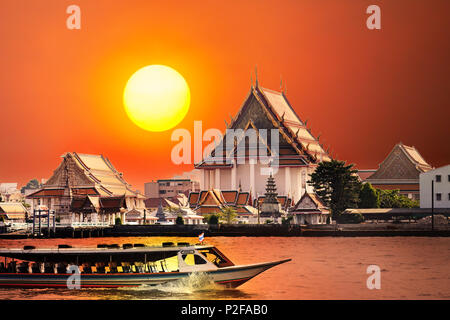 Speed Boot am Chao Phraya Fluss in der Nähe von Wat Arun am roten Sonnenuntergang Himmel in Bangkok, Thailand Stockfoto