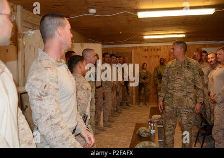 Lt. Gen Stephen J. Townsend, Kommandeur der Combined Joint Task Force - inhärenten Lösen visits Task Force Al Taqaddum im Camp Manion, Irak, September 2016. Combined Joint Task Force-Operation inhärenten Lösen ist eine multinationale Anstrengung zu schwächen und Islamischer Staat im Irak und der Levante Operationen im Nahen Osten zerstören und rund um die Welt. (U.S. Marine Corps Foto vom Kapitän Ryan E. Alvis) Stockfoto