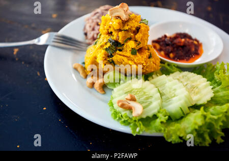 Thailändische Kürbis Hummus mit Salat in veganes Restaurant in Bangkok. Stockfoto