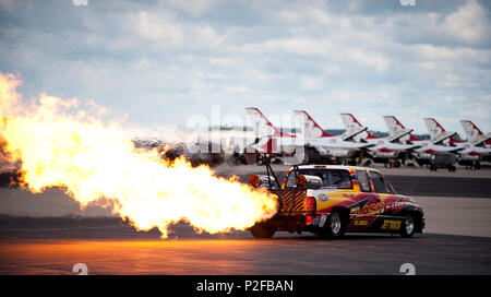 Der Flash Fire Jet Truck erscheint 2016 auf der Fort Wayne Air Show im 122nd Fighter Wing und zeigt den Besuchern eine raketenbetriebene Bodenfahrzeugpräsentation. Der Jet Truck verfügt über Jet-Turbinenmotoren, um während der Fahrt auf der Piste einen Schub zu erzeugen. Die Leistung veranschaulicht den Hochgeschwindigkeitsbetrieb am Boden und pyrotechnische Effekte, um die Menge neben Luftdemonstrationen und statischen militärischen Displays zu unterhalten. Stockfoto