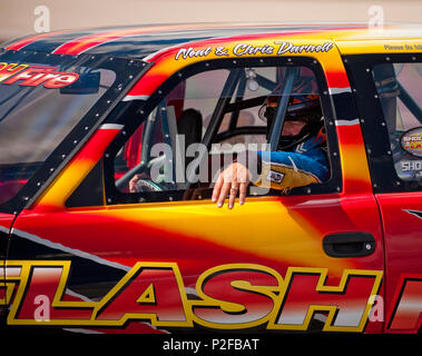 Auf der Fort Wayne Air Show 2016 wird der Flash Fire Jet Truck auf der Landebahn inszeniert, um seine Raketenunterstützung und Turbinentriebwerke für die Menge vorzubereiten. Die Jet Truck-Demonstration zeigt den Jet-Antrieb auf einem Lkw-Fahrgestell, um die Fahrleistung bei hohen Geschwindigkeiten zu veranschaulichen. Die Veranstaltung umfasst andere Luftfahrzeuge, Präzisionsflugteams und statische Ausstellungen von Militärflugzeugen und -Ausrüstung. Stockfoto