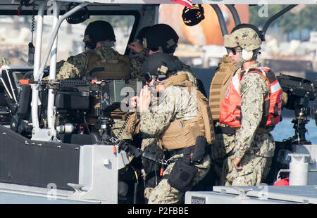 SAN PEDRO, Kalifornien - Mitglieder der Coast Guard Port Security Unit 311 in San Pedro, führte eine militärische Übung im Hafen von Los Angeles am 17. September 2016. Das Training ist entworfen, um die Leistungsfähigkeit der Reserve der Einheit und aktive Aufgabe Mitglieder testen und warten. Während der Übung die Mitglieder high Speed Boot Manöver und simulierte automatische Waffe zu führen. (U.S. Coast Guard Foto von Petty Officer 3. Klasse Andrea Anderson) Stockfoto