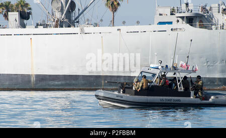 SAN PEDRO, Kalifornien - Mitglieder der Coast Guard Port Security Unit 311 in San Pedro, führte eine militärische Übung im Hafen von Los Angeles am 17. September 2016. Das Training ist entworfen, um die Leistungsfähigkeit der Reserve der Einheit und aktive Aufgabe Mitglieder testen und warten. Während der Übung die Mitglieder high Speed Boot Manöver und simulierte automatische Waffe zu führen. (U.S. Coast Guard Foto von Petty Officer 3. Klasse Andrea Anderson) Stockfoto