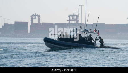 SAN PEDRO, Kalifornien - Mitglieder der Coast Guard Port Security Unit 311 in San Pedro, führte eine militärische Übung im Hafen von Los Angeles am 17. September 2016. Das Training ist entworfen, um die Leistungsfähigkeit der Reserve der Einheit und aktive Aufgabe Mitglieder testen und warten. Während der Übung die Mitglieder high Speed Boot Manöver und simulierte automatische Waffe zu führen. (U.S. Coast Guard Foto von Petty Officer 3. Klasse Andrea Anderson) Stockfoto