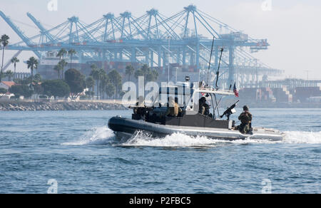 SAN PEDRO, Kalifornien - Mitglieder der Coast Guard Port Security Unit 311 in San Pedro, führte eine militärische Übung im Hafen von Los Angeles am 17. September 2016. Das Training ist entworfen, um die Leistungsfähigkeit der Reserve der Einheit und aktive Aufgabe Mitglieder testen und warten. Während der Übung die Mitglieder high Speed Boot Manöver und simulierte automatische Waffe zu führen. (U.S. Coast Guard Foto von Petty Officer 3. Klasse Andrea Anderson) Stockfoto
