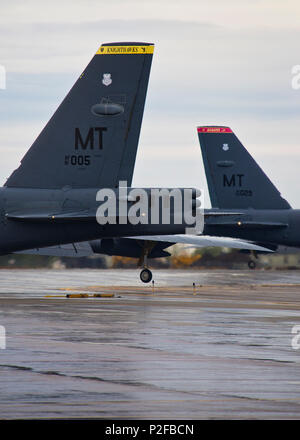 Zwei B-52H Stratofortress-Bomber fahren auf der Landebahn der Minot Air Force Base während der Prairie Vigilance 16-1, einer jährlichen Übung vom 11.-16. September 2016. Der 5th Bomb Wing nahm teil, um seine Fähigkeit zu testen, sowohl konventionelle als auch nukleare Bombardements durchzuführen. Die Übung betonte die Einsatzbereitschaft, Flugverfahren, Alarmreaktion und strategische Abschreckung innerhalb des Global Strike Command der US Air Force. Stockfoto
