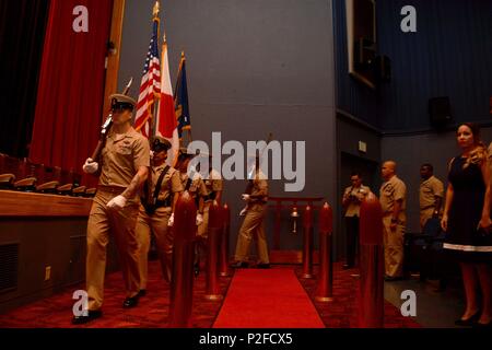 160916-N-XN 177-044 Yokosuka, Japan (16. September 2016) - Der Chief Petty Officer (CPO) Color Guard Paraden die Farben während des CPO pinning Zeremonie an Bord der Flotte Aktivitäten (FLEACT) Kamakura. FLEACT Yokosuka und sieben andere Befehle festgesteckt Anker auf 42 neue CPOs. FLEACT Yokosuka bietet, wartet und betreibt base Einrichtungen und Dienstleistungen zur Unterstützung der Siebten Flotte vorwärts - bereitgestellt Seestreitkräfte, 83 Mieter Befehle, und 24.000 militärisches und ziviles Personal. (U.S. Marine Foto von Mass Communication Specialist 1. Klasse Peter Burghart/Freigegeben) Stockfoto