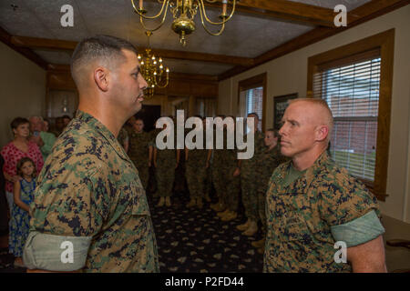 Us Marine Corps Maj. Eric Montalvo, Links, Personal Judge Advocate und Brig. Gen. Thomas Weidley, Kommandierender General, beide mit Marine Corps Installationen Ost, Marine Corps Base Camp Lejeune, stehen an Aufmerksamkeit während der Werbeaktion Zeremonie an der Lejeune Offiziersklub, Camp Lejeune, N.C.., Sept. 1, 2016. Montalvo wurde in den Rang eines Oberstleutnant für seine herausragenden Eifer und die Hingabe gefördert. (U.S. Marine Corps Foto von Cpl. Austin M. Schlosser) Stockfoto