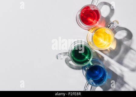Blick von oben auf die Alkohol Cocktails in Gläser auf weißem Tischplatte Stockfoto