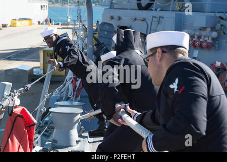 160912-N-GX 781-045 HALIFAX, Neuschottland (Sept. 12, 2016) - Matrosen an Bord geführte Anti-raketen-Zerstörer USS Bulkeley (DDG84) Linie in der Vorbereitung für den Beginn der internationalen, maritime Übung Cutlass Fury 16 Hebe. Cutlass Fury 16 ist eine kombinierte, gemeinsame maritime, Übung, die regionale Zusammenarbeit der Partnerstaaten, die vor der Ostküste von Nordamerika zu fördern und zu verbessern. (U.S. Marine Foto von mcsa Colbey Livingston/Freigegeben) Stockfoto